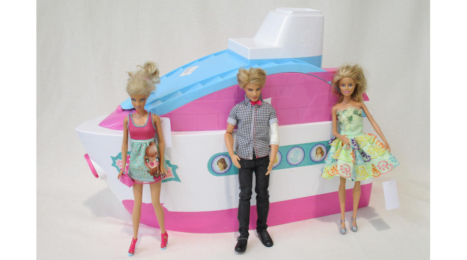 fairpunkt Siegburg: Mehrere Barbie-Artikel (u.a. Boot und Kleidung).