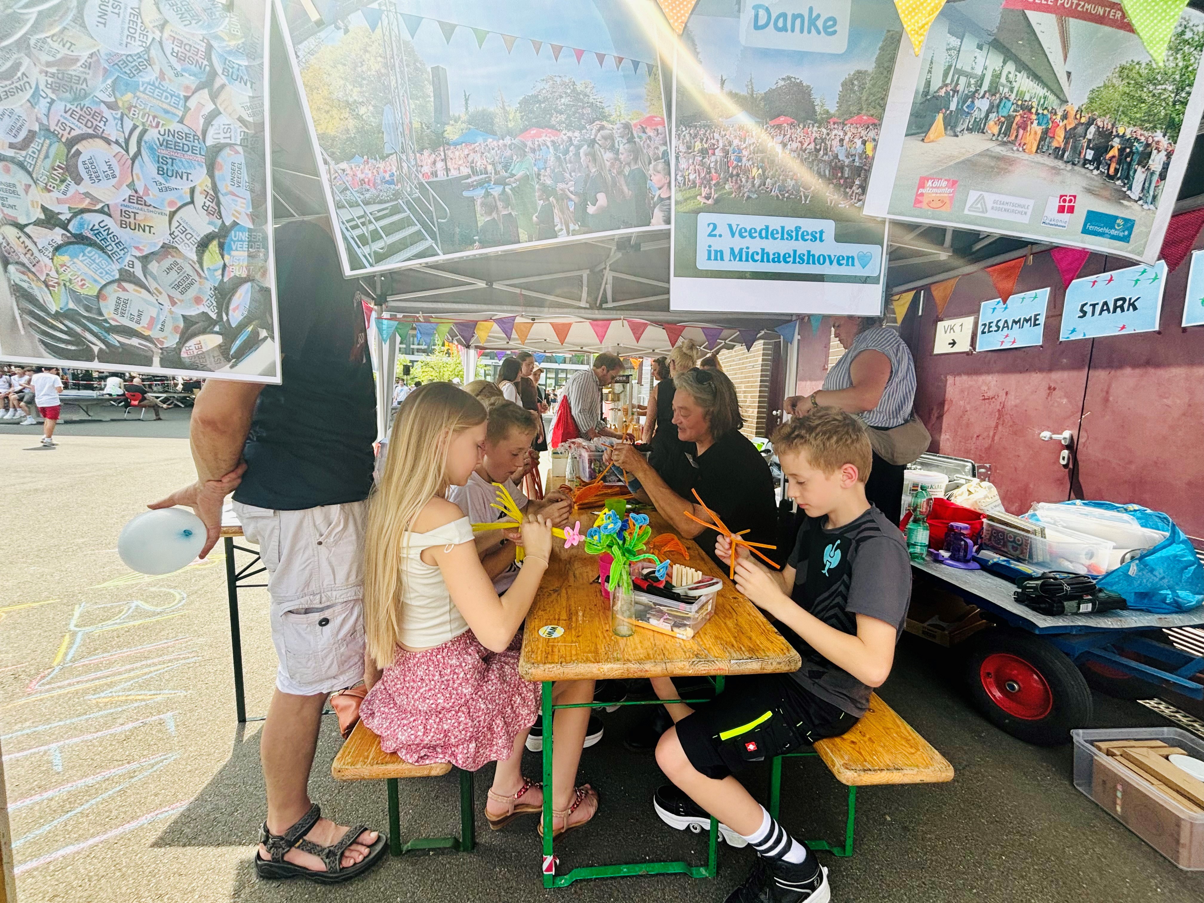 Schüler Basteln gemeinsam 