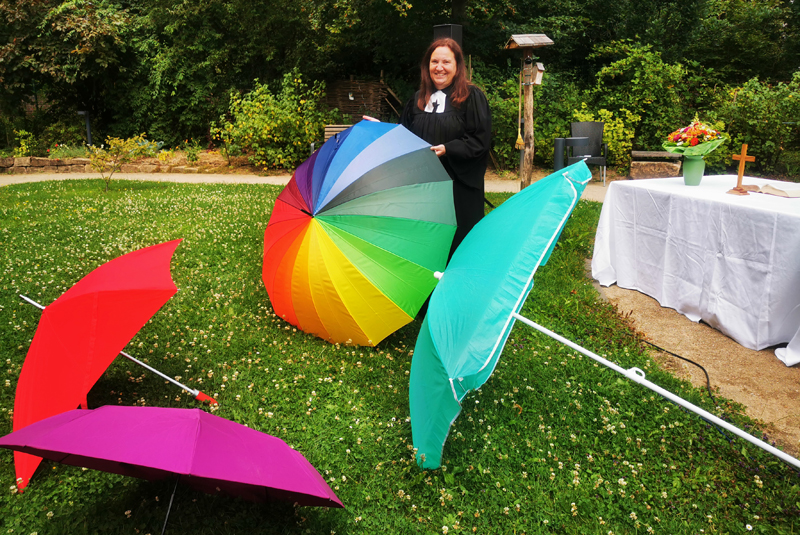 Pastorin Verena Miehe hält einen Gottesdienst im Garten einer Senioreneinrichtung