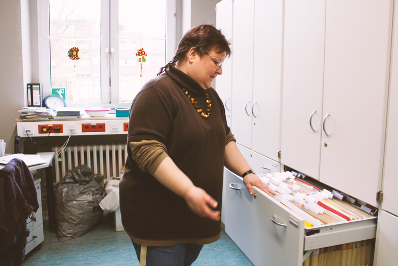 Norma Brauer-Welland Norma Brauer-Welland öffnet eine Schrankschublade