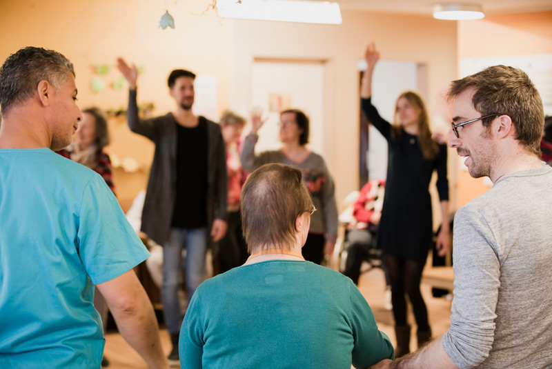 Gemeinsame Aufwärmübungen beim Tanzkurs für Senioren mit Demenz.