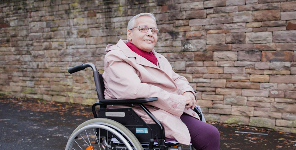 Frau Unger ist seit einer Operation auf einen Rollstuhl angewiesen.