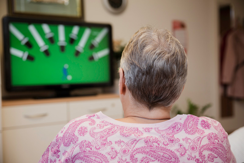 Frau Unger beim Fernsehschauen.