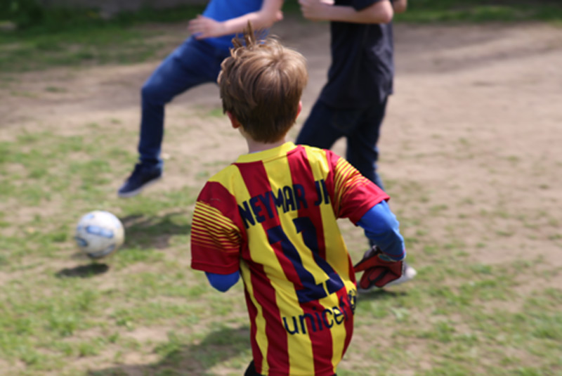 Stephansheide – Fußballspielen Drei junge Bewohner in Stephansheide spielen Fußball.