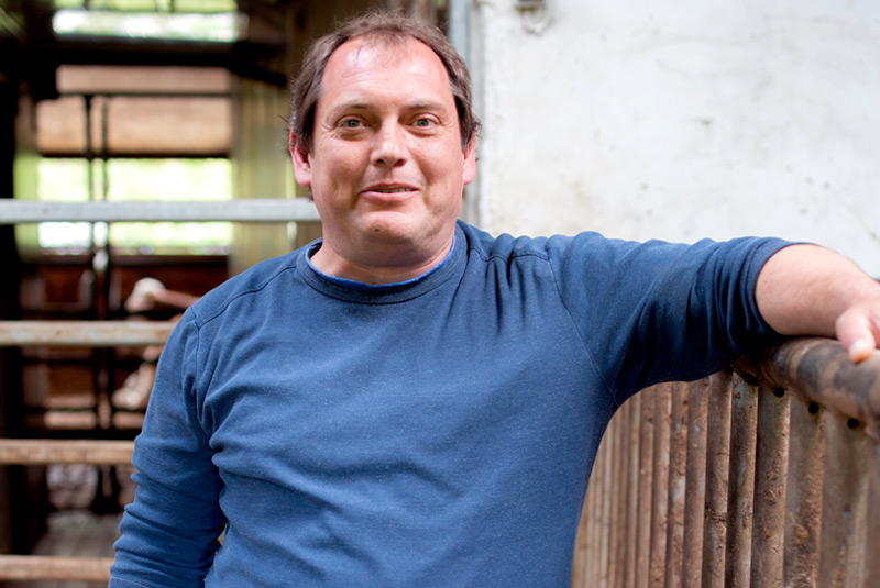 Wege aus der Sucht – Segenborn (Lächeln) Herr Riedl steht lächelnd im Stall von Segenborn.