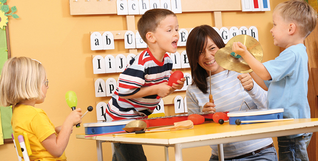 Kinder spielen 