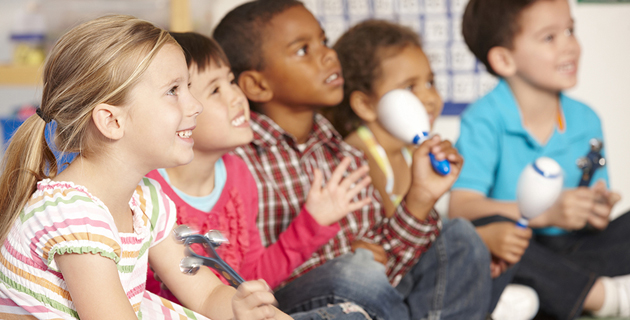 Kinder schauen nach oben