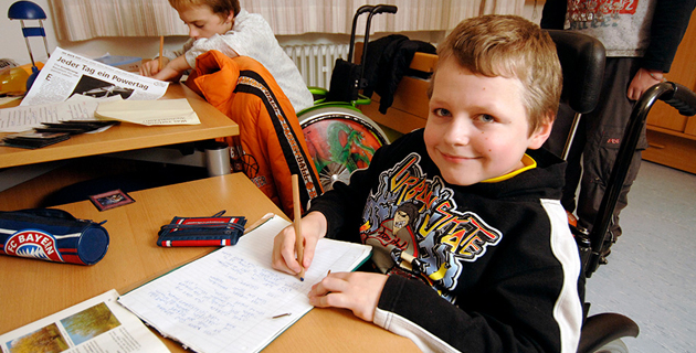 Junge im Rollstuhl im Klassenraum