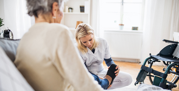 Eine Mitarbeiterin der ambulanten Pflelge bei der Arbeit