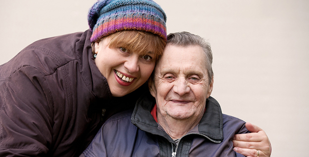 ein Mann und eine Frau, die sich umarmen