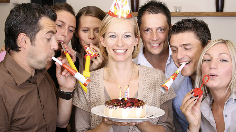 Eine Frau sammelt an ihrem Geburtstag Anlassspenden.