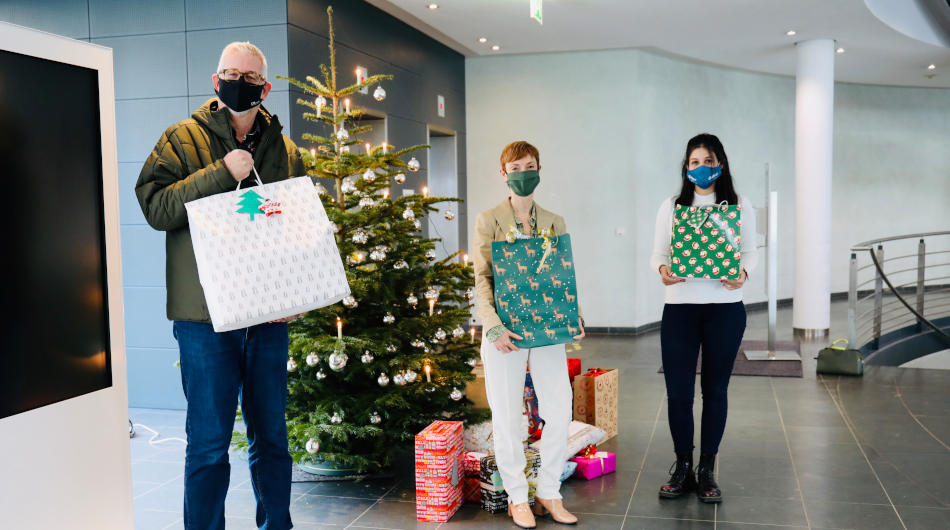 Geschenke Gothaer 2020 Mitarbeiter*innen der Gothaer mit Geschenken für die Diakonie Michaelshovne.