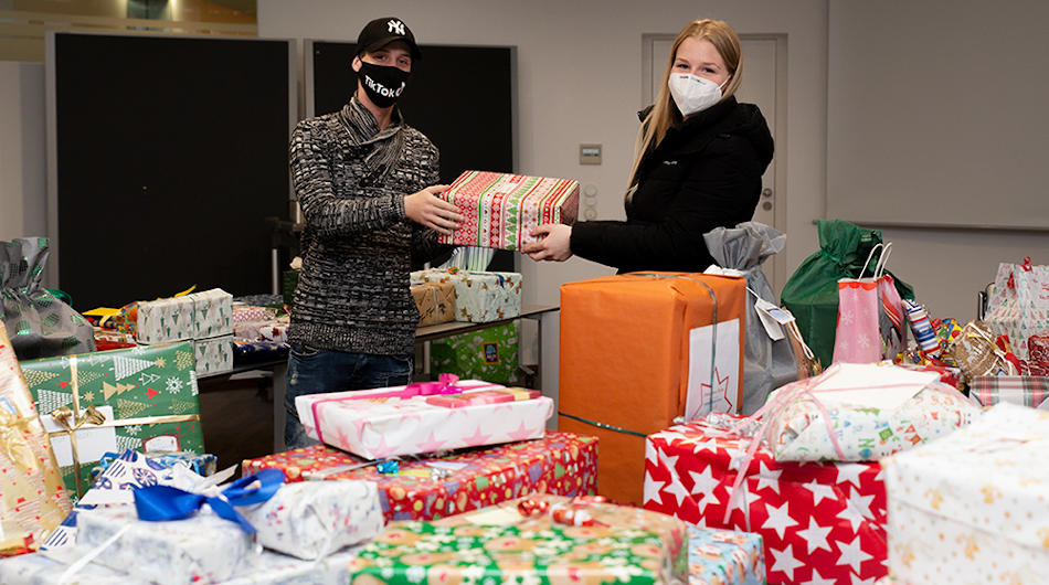 Geschenke der KVB 2020 Eine Mitarbeiterin der KVB überreicht Geschenke an einen Mitarbeiter der Diakonie Michaelshoven.
