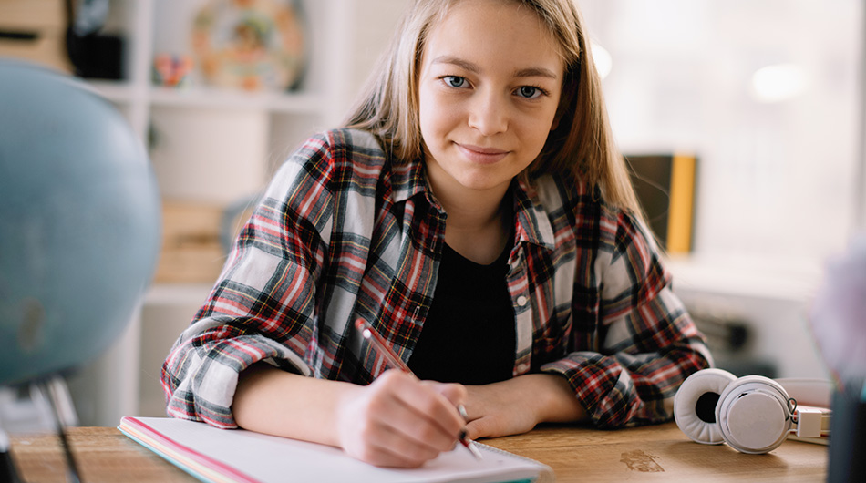 Nachhilfeunterricht für Kinder Blondes Mädchen macht ihre Hausaufgaben