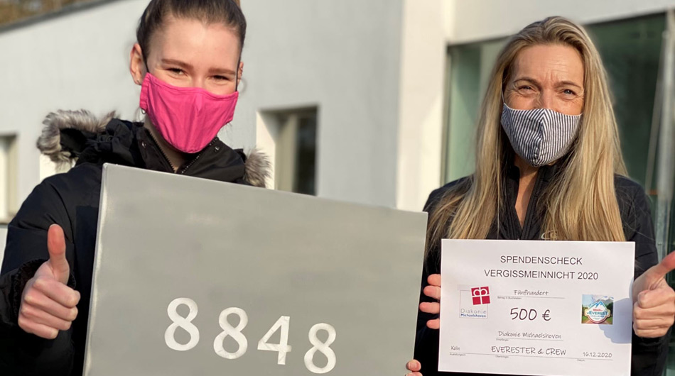 Spende Everesting Zwei Frauen mit dem Spendenscheck von "Everesting".