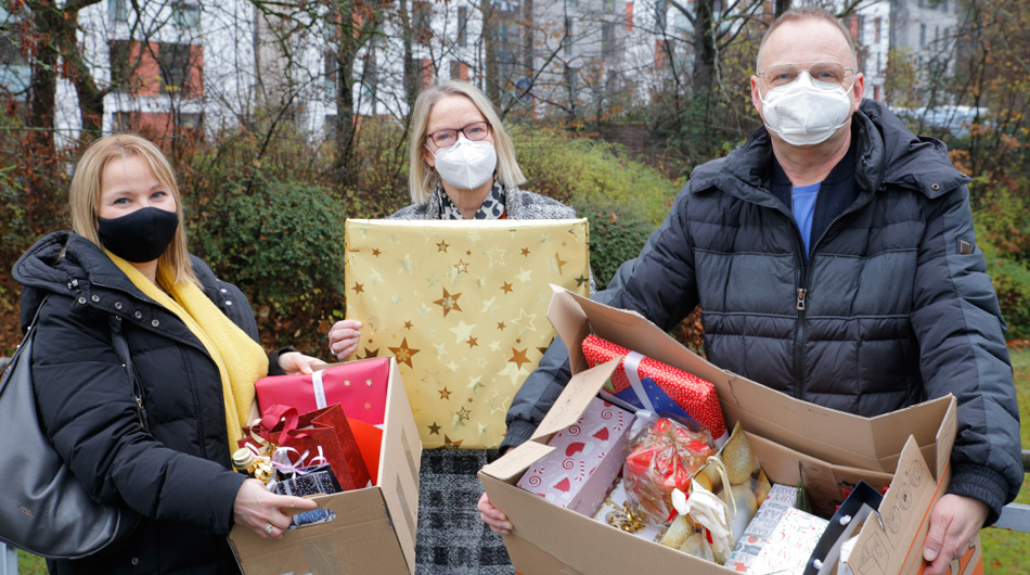 Geschenke Haas 2020 Zwei Frauen und ein Mann mit Geschenken der Firma Haas.