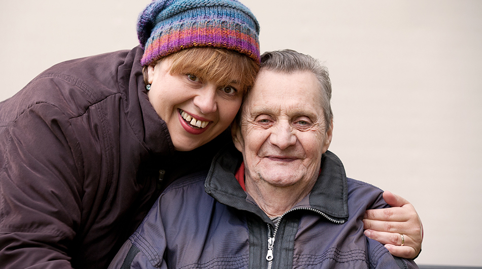 Spenden für Senioren in Köln Spenden in Köln: Eine Frau und ein älterer Mann.