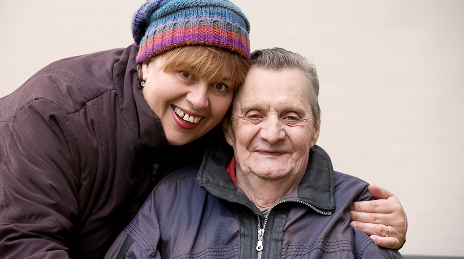 Spenden in Köln: Eine Frau und ein älterer Mann.