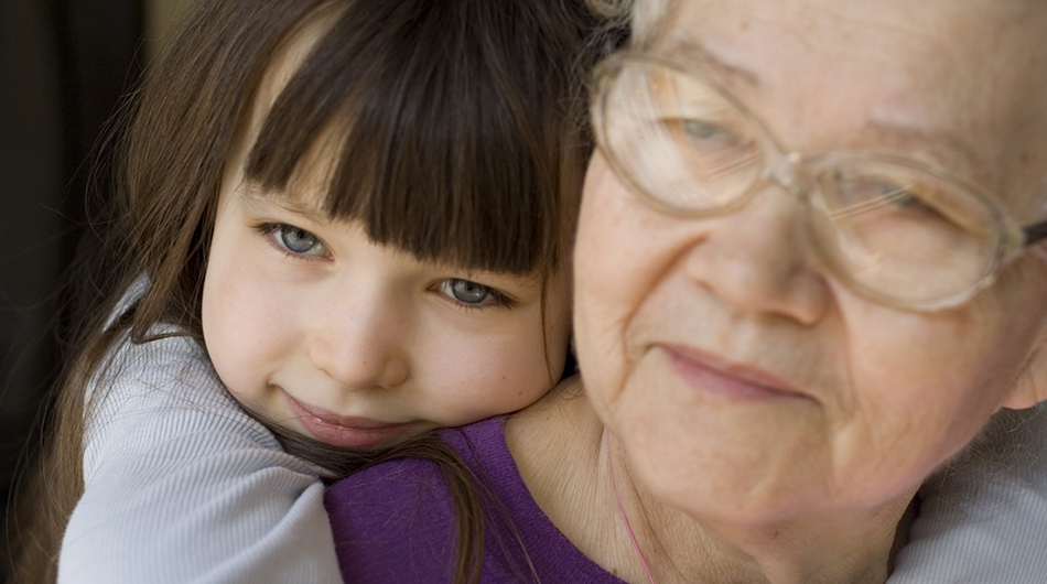 Vererben in Köln Vererben in Köln: Ein kleines Mädchen umarmt eine Seniorin.