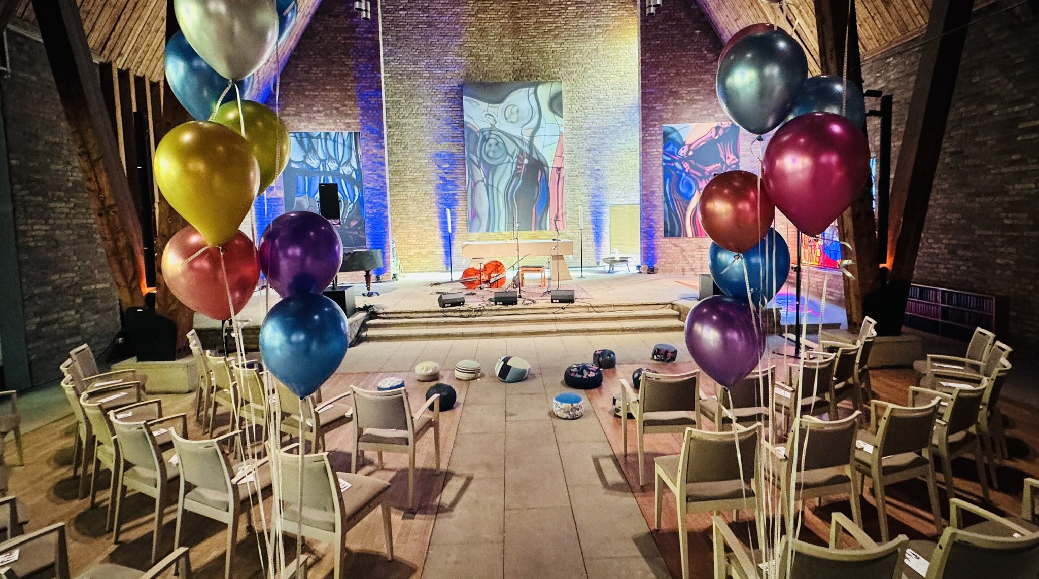 Erzengel-Michael-Kirche Aufbau Bunte Luftballons in der Erzengel-Michael-Kirche