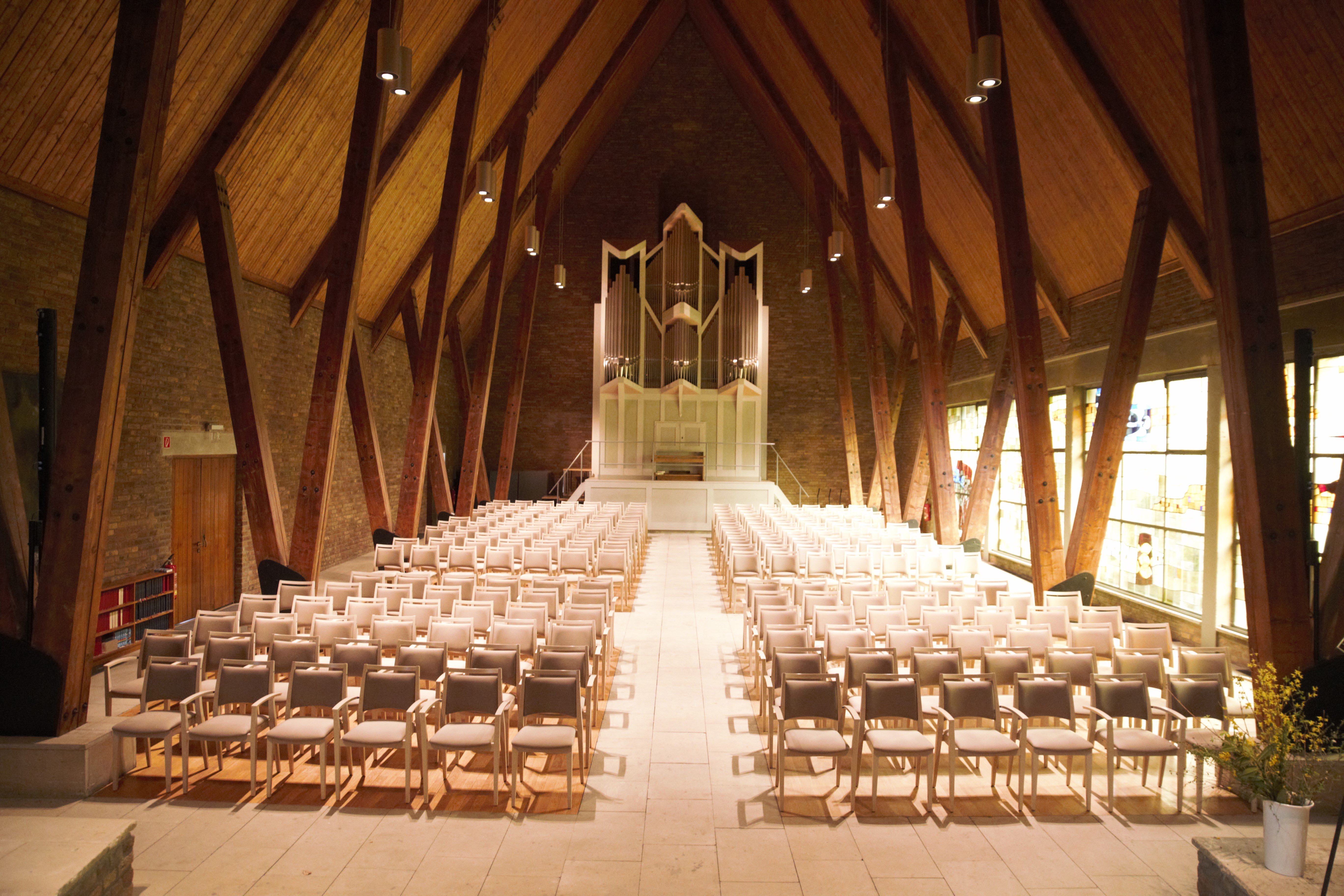 Viele leere Stühle stehen in der Erzengel-Michael-Kirche 