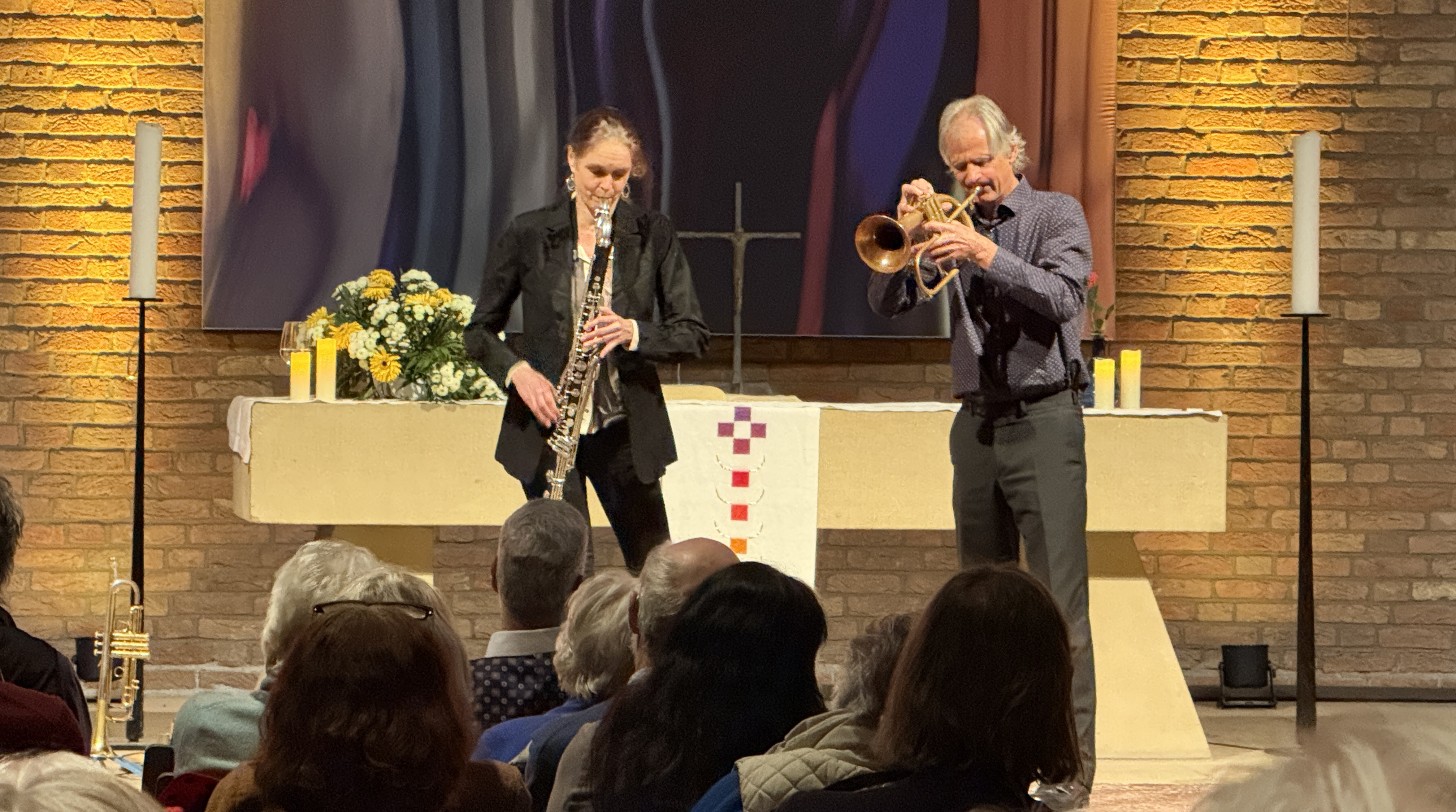 Zwei Männer spielen in der Kirche Trompete