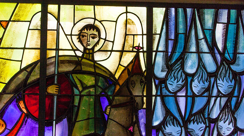 Glasfenster Erzengel-Michael-Kirche Buntes Glasfenster mit Erzengel