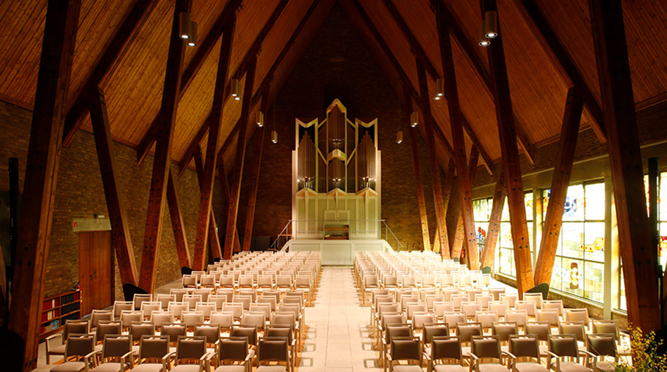 Kircheninnenraum der Erzengel-Michael-Kirche mit Orgel