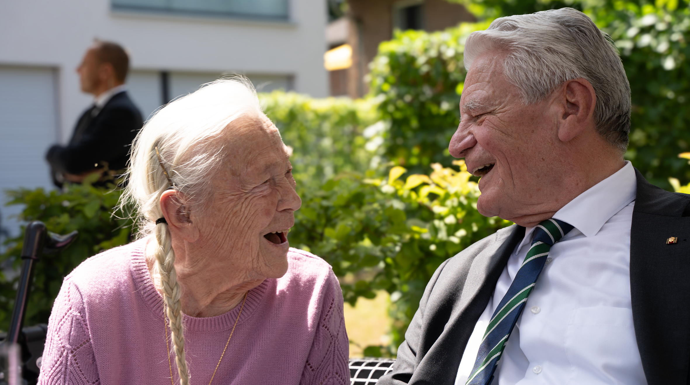 Joachim Gauck und eine alte Frauen lachen sich an