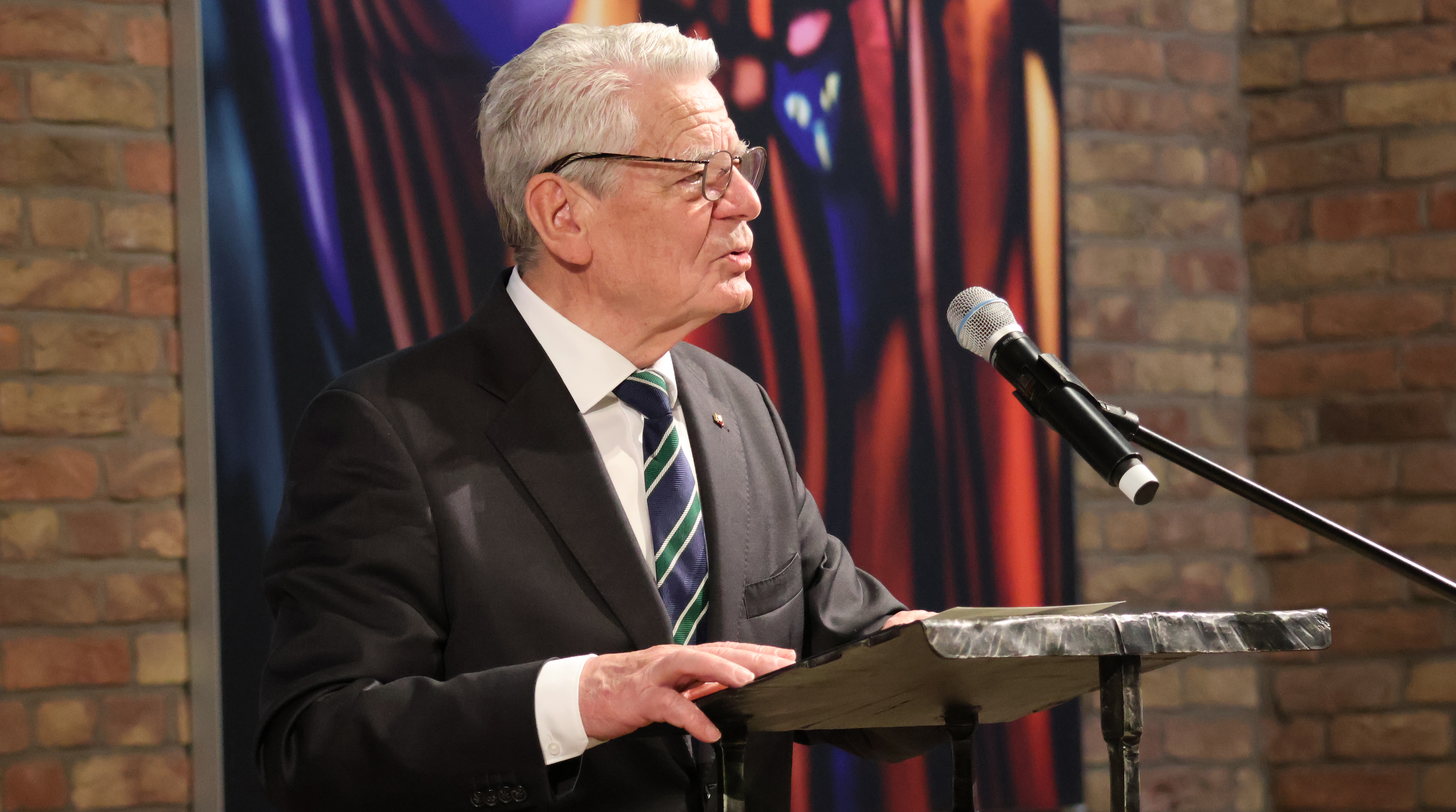 Joachim Gauck steht am Rednerpult und hält eine Rede
