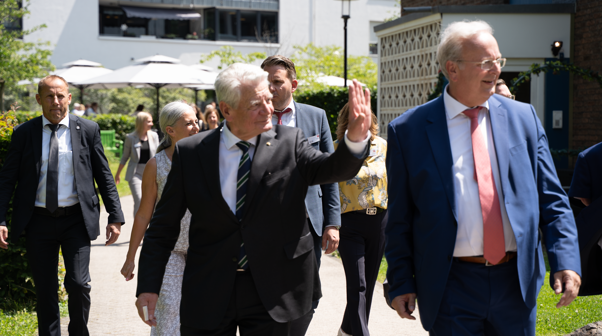 Joachim Gauck läuft zusammen mit Uwe Ufer über das Gelände der Diakonie