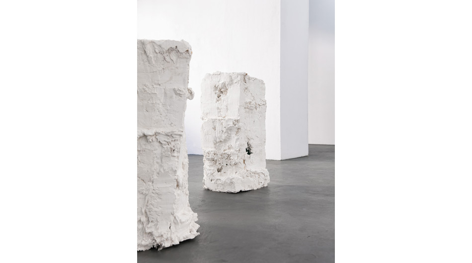Kunstpreis 2021: Zwei abstrakte weiße Skulpturen.
