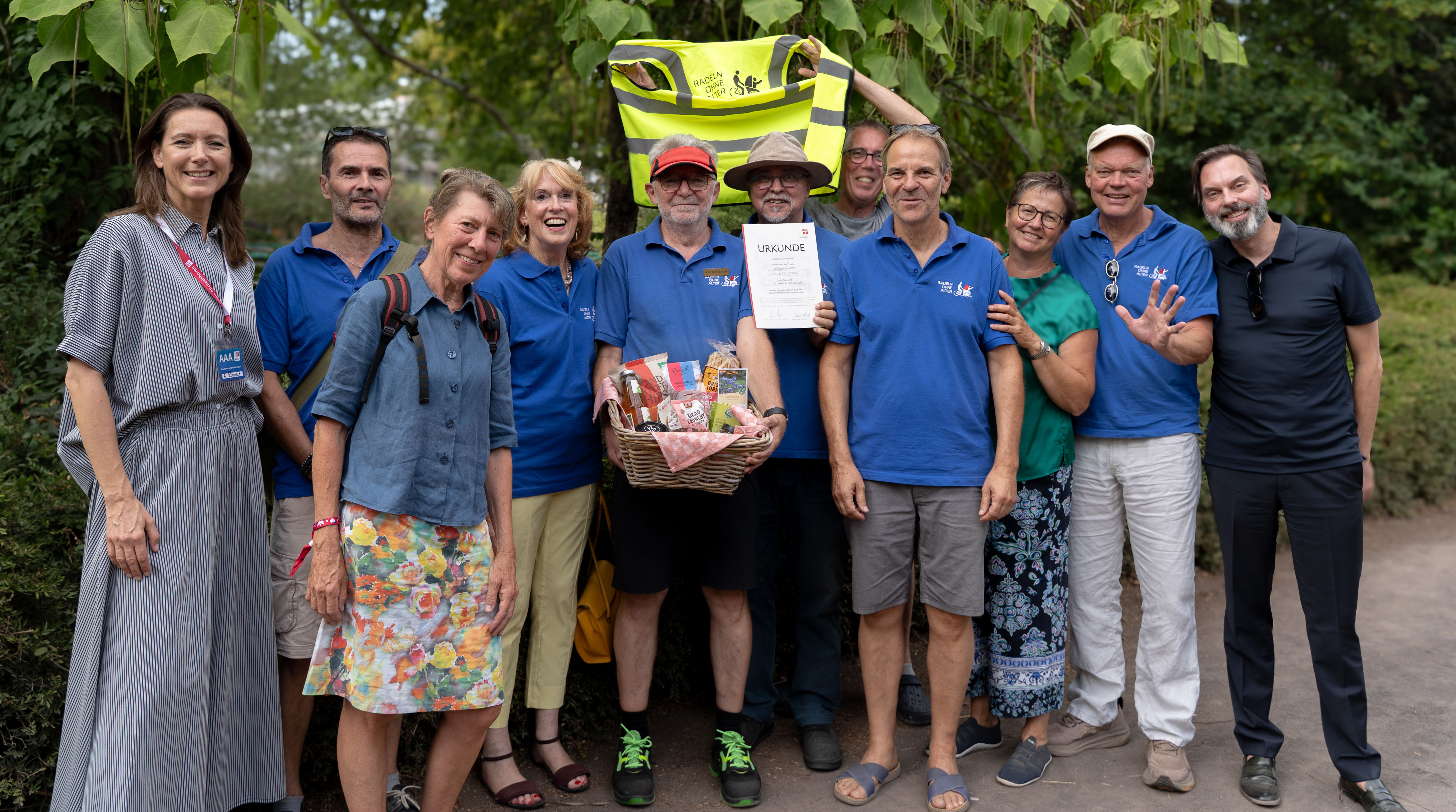 Das Gewinnerteam der Kategorie Engagement & Teilhabe mit ihrem Preis.